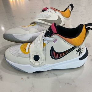 Nike Team Hustle D 11, boys youth size 4